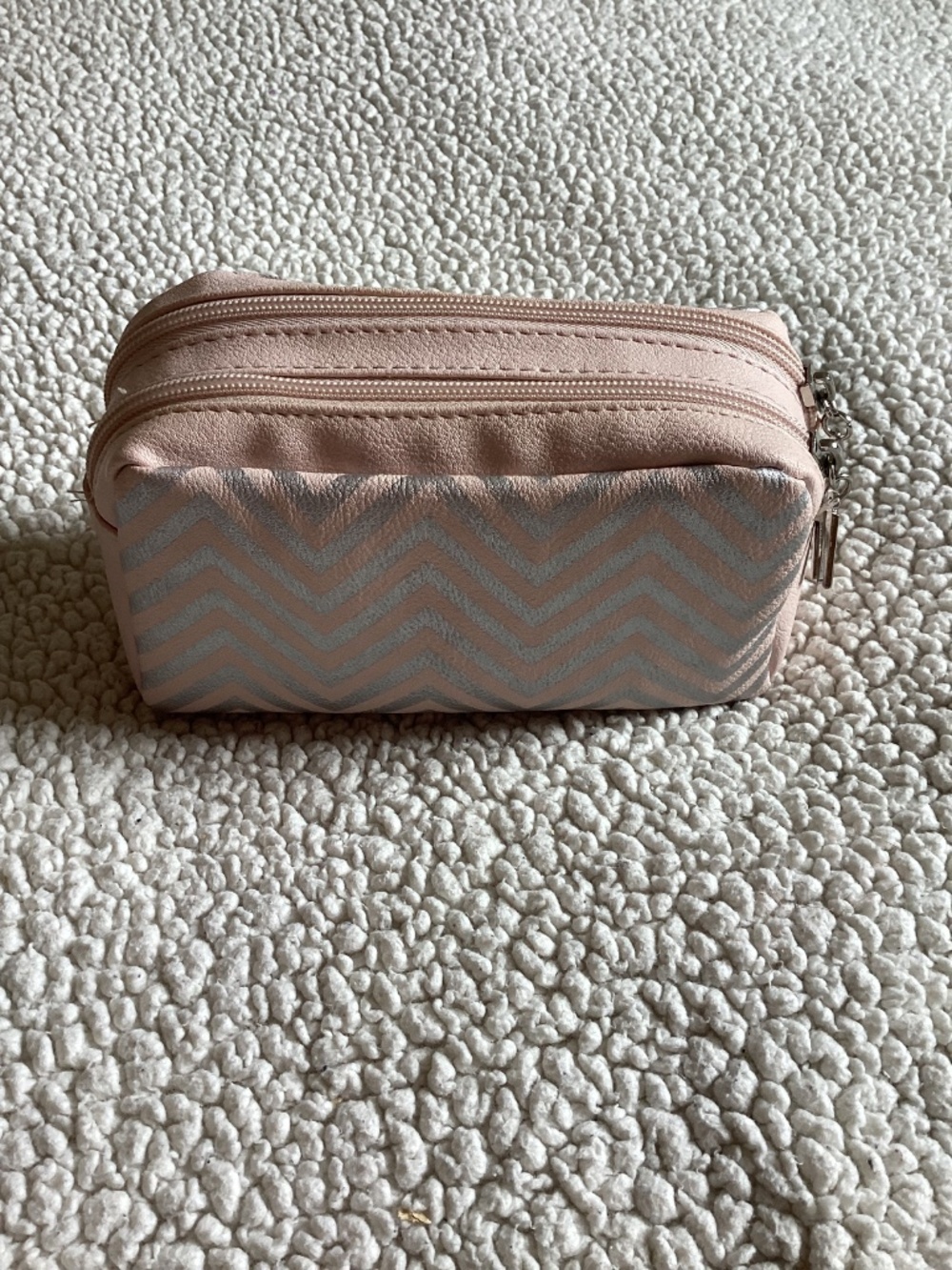 M initial makeup bag - Picture 3 of 5